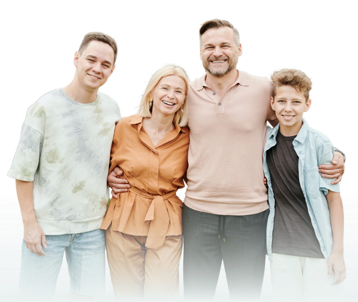 Família feliz com produtos de saúde da Drogaria Alvorada